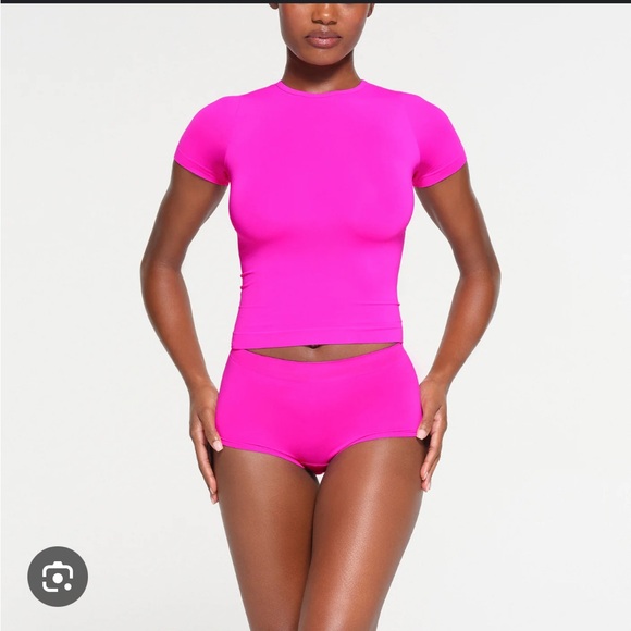 NWT SKIMS fits everybody boy short in FUCHSIA - Picture 2 of 4